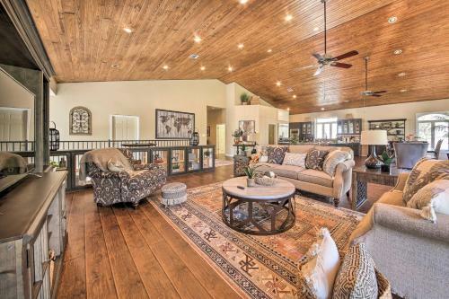 Guadalupe River Haus With Boat Slip And Water Views!