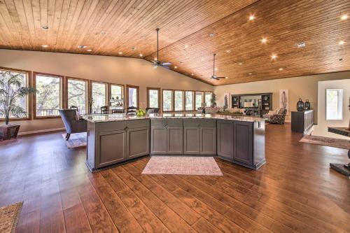 Guadalupe River Haus With Boat Slip And Water Views!