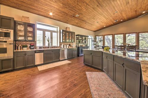 Guadalupe River Haus With Boat Slip And Water Views!