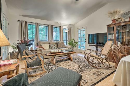 Riverfront House With Deck, 7 Mi To San Marcos!