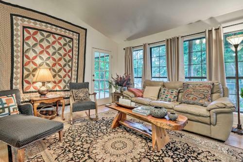 Riverfront House With Deck, 7 Mi To San Marcos!