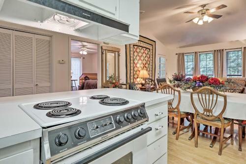 Riverfront House With Deck, 7 Mi To San Marcos!