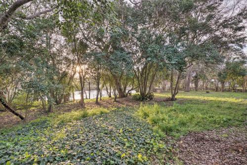 Riverfront House With Deck, 7 Mi To San Marcos!