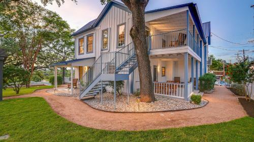 Downtown Marble Falls Boutique House