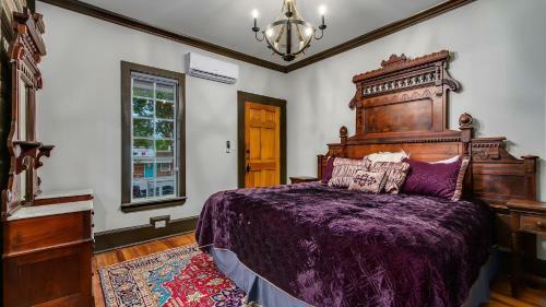 Downtown Marble Falls Boutique House
