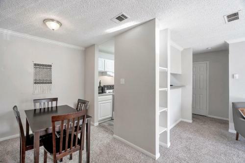 Quaint Midland 1br With Private Balcony