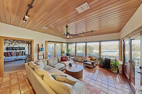 Lakefront Home With Private Dock & Hot Tub Home