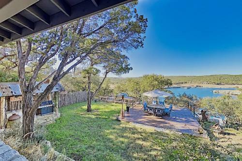 Lakefront Home With Private Dock & Hot Tub Home