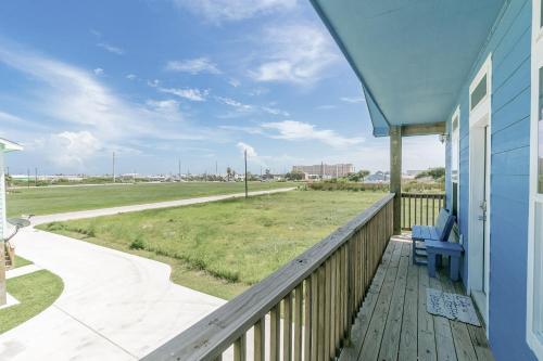 2 Adjacent Homes - Walk To Beach, Shops & Dining Home