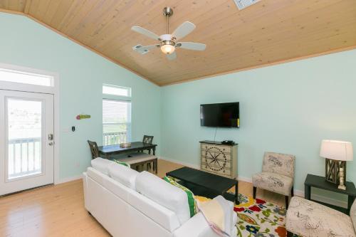 2 Adjacent Homes - Walk To Beach, Shops & Dining Home