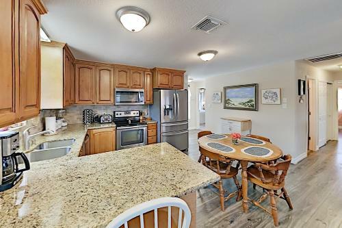 El Nanos Beach House - Remodeled Coastal Gem Home