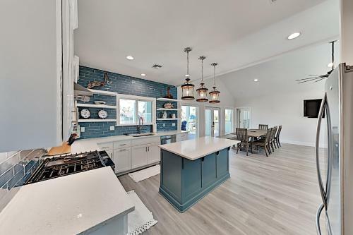 New Canal-front Home With Private Pool, Spa & Dock! Home