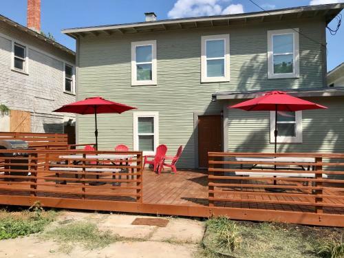 Huge Remodeled 5br 4ba House Sleeps 20 Downtown