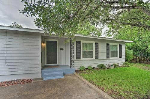 San Antonio Home With Pvt Yard, 5 Mi To Downtown!
