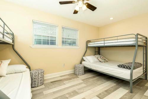 Large-group Beach Retreat On Galveston Bay!