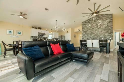 Large-group Beach Retreat On Galveston Bay!