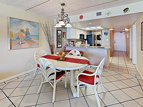 Apartamento New Listing! All-suite Gulf-front Perch With Pools Condo