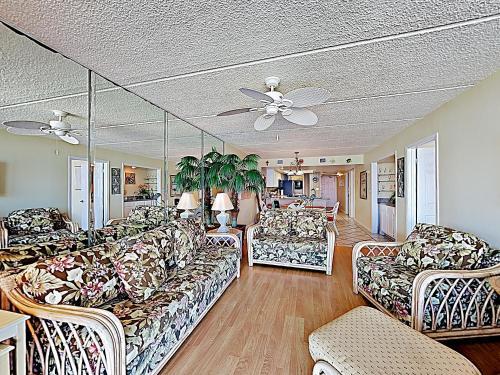 Apartamento New Listing! All-suite Gulf-front Perch With Pools Condo