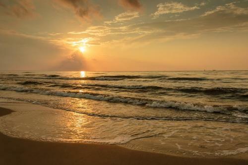 Apartamento Bright Beach Condo With Pool - Steps To The Sand! Condo