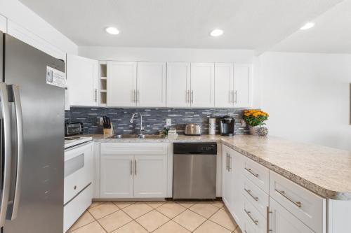 Enjoy A Perfect Beachview From Large Balcony! Spacious Beachfront Condo