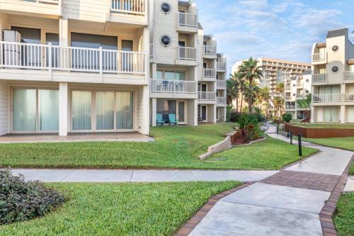 Enjoy A Perfect Beachview From Large Balcony! Spacious Beachfront Condo