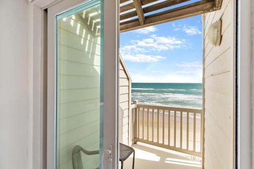 Enjoy A Perfect Beachview From Large Balcony! Spacious Beachfront Condo