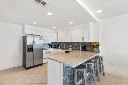 Enjoy A Perfect Beachview From Large Balcony! Spacious Beachfront Condo