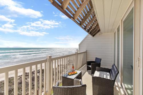 Enjoy A Perfect Beachview From Large Balcony! Spacious Beachfront Condo