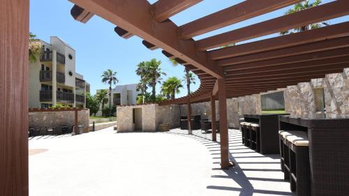 Enjoy A Perfect Beachview From Large Balcony! Spacious Beachfront Condo