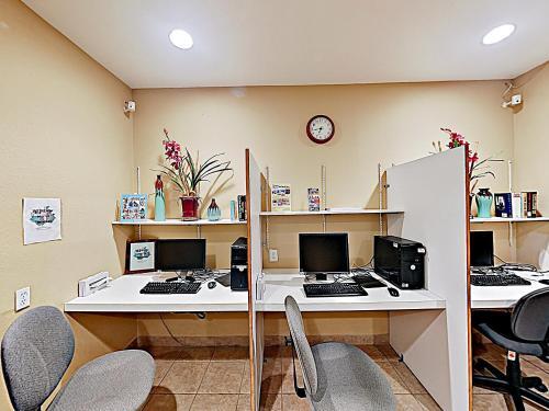 Apartamento New Listing! Beachfront Bliss With Pools & Sauna Condo