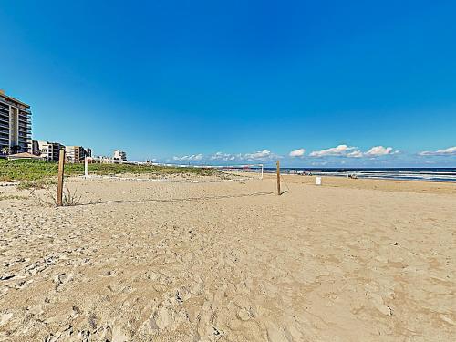 Apartamento New Listing! Beachfront Bliss With Pools & Sauna Condo