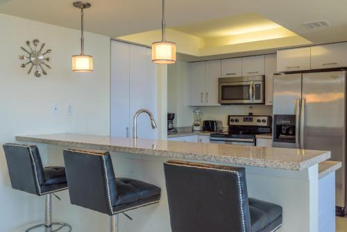 Panoramic Bayview! Spacious 10th Floor Condo Beachfront Resort, Shared Pools & Jacuzzi Pet Friendly