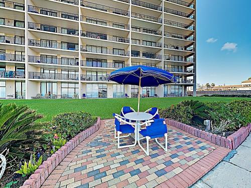 Apartamento New Listing! Stately Beachfront Condo With Gulf View Condo