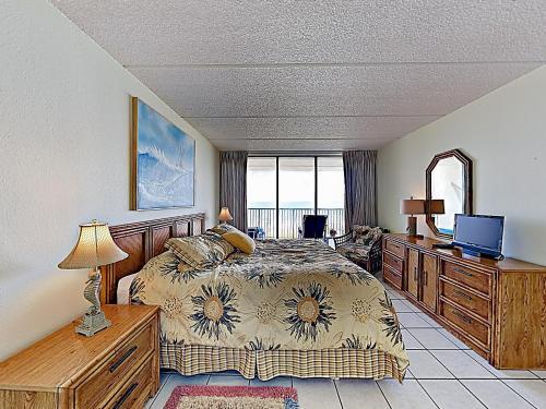 Apartamento New Listing! Stately Beachfront Condo With Gulf View Condo
