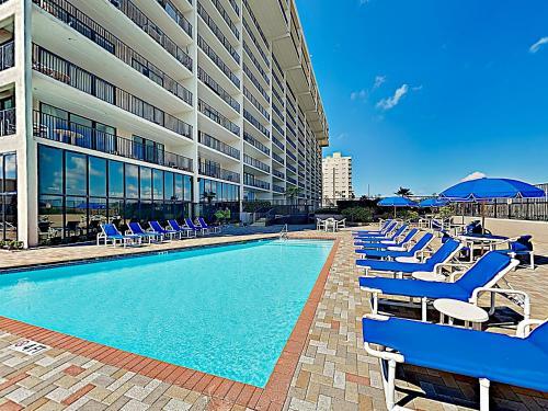 Apartamento New Listing! Stately Beachfront Condo With Gulf View Condo