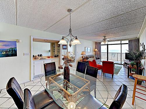 Apartamento New Listing! Stately Beachfront Condo With Gulf View Condo