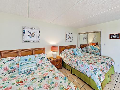 Apartamento New Listing! Stately Beachfront Condo With Gulf View Condo