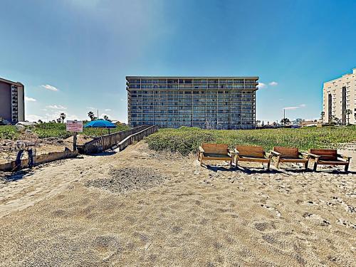 Apartamento New Listing! Stately Beachfront Condo With Gulf View Condo