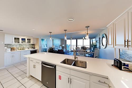Apartamento New Listing! Quiet Beachfront Getaway With Gulf Views Condo
