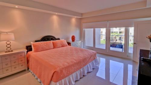 Super Pool View! Beachfront Property Cant Miss The Fun! Pet Friendly