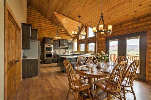Kanab Cabin With Hot Tub, Fire Pit And Panoramic Views!