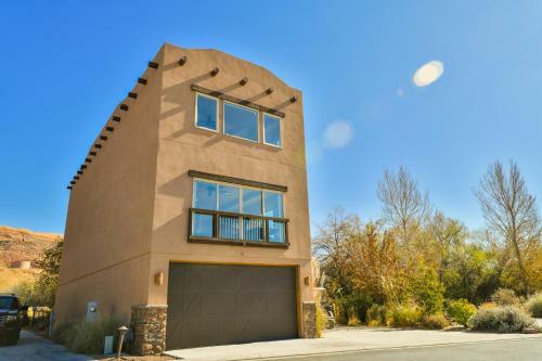 Pr 16 - Luxury Home With Shared Pool, Hot Tub