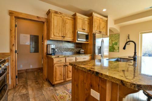 Pr 16 - Luxury Home With Shared Pool, Hot Tub