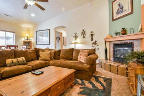 Cw415 - Great Downtown Location With A Private Hot Tub And Shared Indoor Pool