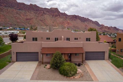 Sg2 -15 Minutes From Arches Park - Wrap-around Deck With Views!