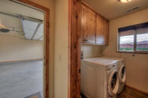 Sg2 -15 Minutes From Arches Park - Wrap-around Deck With Views!