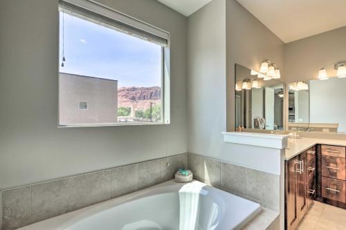Luxury Downtown Moab Townhome With Pool Access!
