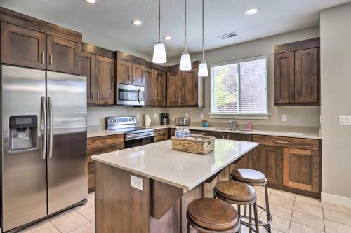 Luxury Downtown Moab Townhome With Pool Access!
