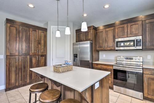 Luxury Downtown Moab Townhome With Pool Access!