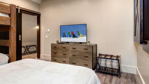 Village Loft 2 Bedroom Ski-in Ski-out!